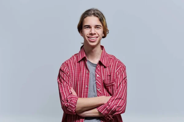 Portret van lachende jongen tiener met gekruiste armen — Stockfoto