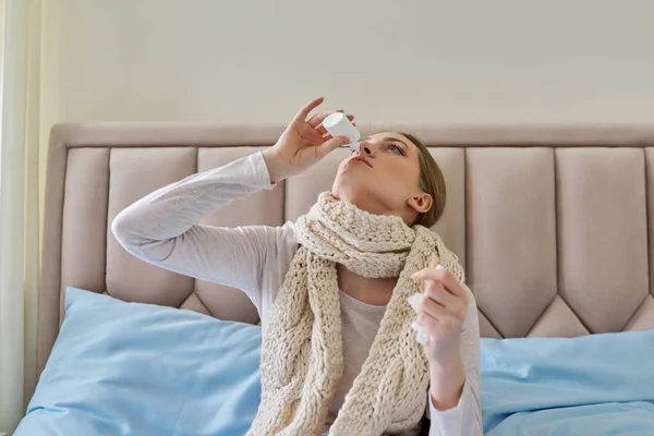 鼻滴を使用してベッドの家で病気の女性 — ストック写真