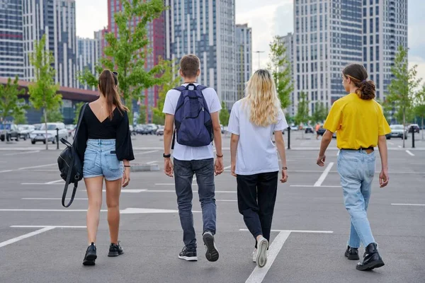 Bir grup genç birlikte yürüyor, arka plan, şehir tarzı, modern şehir geçmişi — Stok fotoğraf