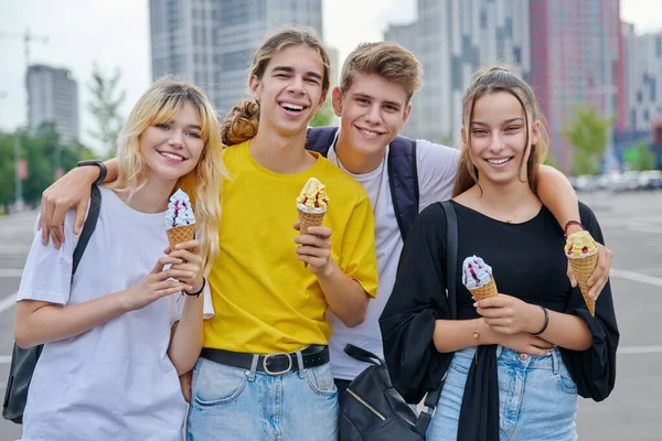 Group portrait of happy teenagers having fun with ice cream. — Stock Photo, Image