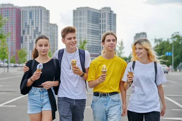Gruppenporträt glücklicher Teenager, die zusammen mit Eis spazieren gehen — Stockfoto