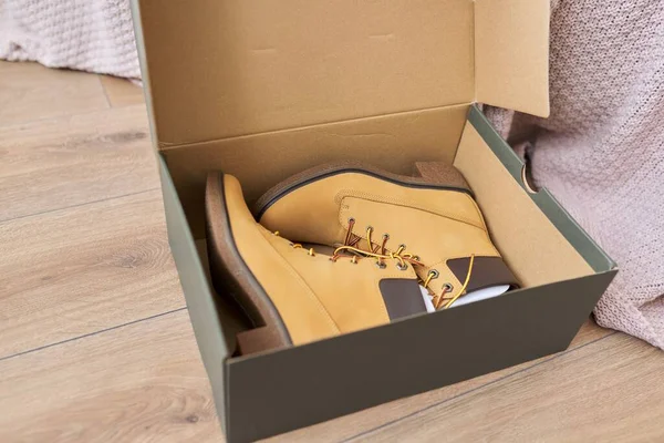 Nuevo cuero para mujer marrón impermeable senderismo invierno otoño botas en una caja —  Fotos de Stock