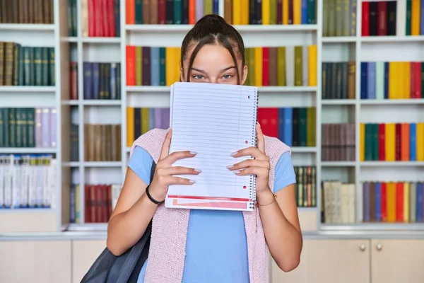 女学生的肖像，看着相机，图书馆的内部背景 — 图库照片