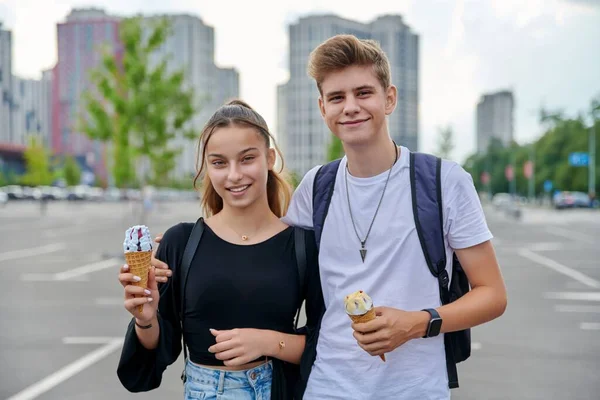 Un par de adolescentes felices mirando a la cámara —  Fotos de Stock