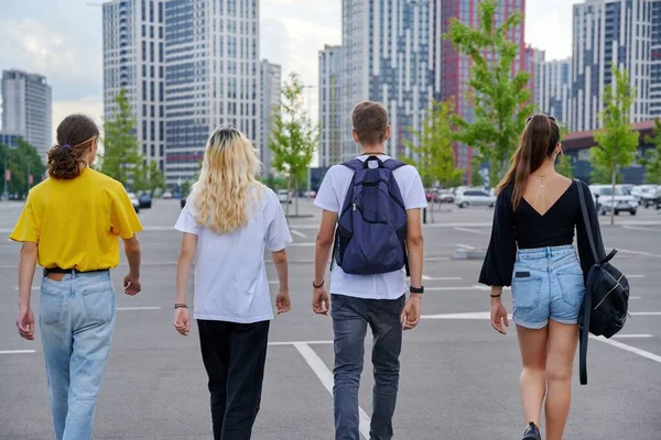 Bir grup genç birlikte yürüyor, arka plan, şehir tarzı, modern şehir geçmişi — Stok fotoğraf