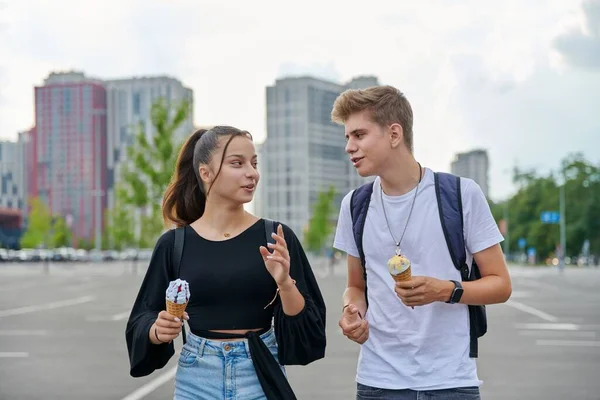 Feliz pareja de adolescentes hablando caminando juntos en la ciudad —  Fotos de Stock