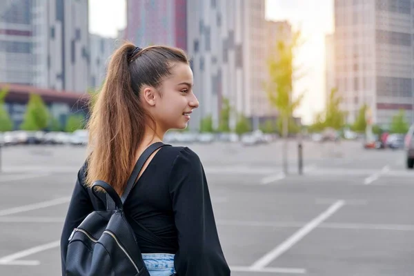 Menina adolescente sorridente bonita na moda em shorts com mochila — Fotografia de Stock