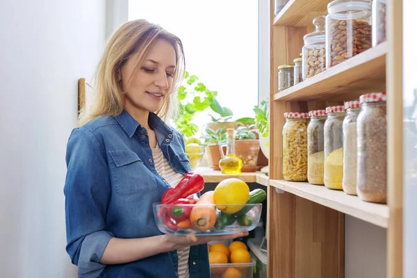 Porträtt Medelålders Kvinna Hemmafru Köket Skafferi Med Skål Grönsaker Händerna — Stockfoto