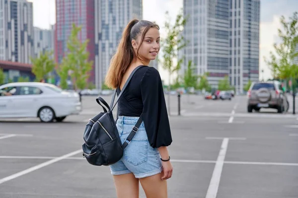 Único retrato de bela menina adolescente sorrindo na moda — Fotografia de Stock