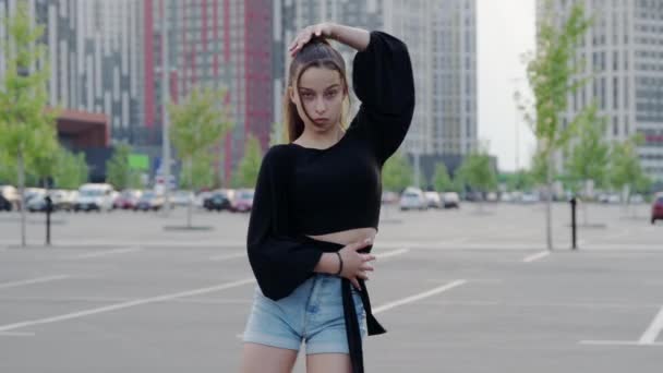 예쁜 젊은 십 대 소녀 가 옥외에서 춤을 추고 있다 — 비디오