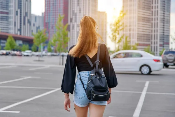 Vista posterior de caminar chica adolescente de moda con mochila —  Fotos de Stock