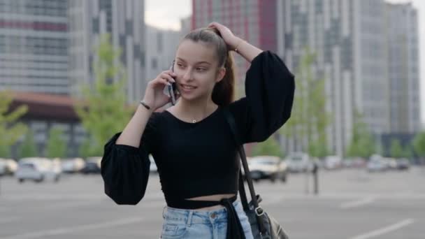 Schöne weibliche Teenager telefonieren im Freien — Stockvideo