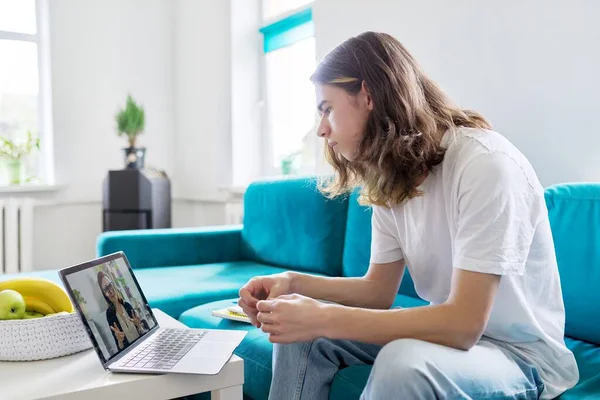 Individuele online les, tiener jongen thuis studeren met laptop — Stockfoto