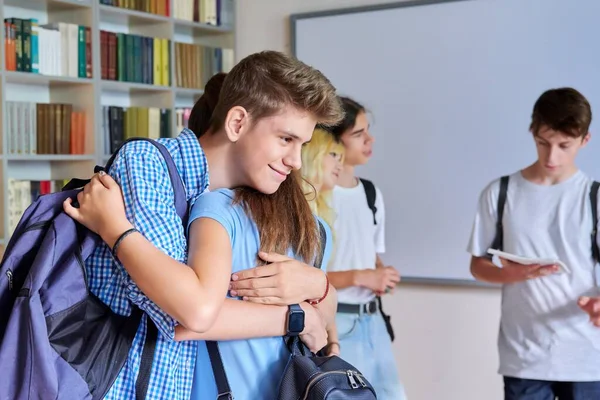 Groep tieners jongens en meisjes zijn welkom, ontmoeting, glimlachen, vreugde op school — Stockfoto