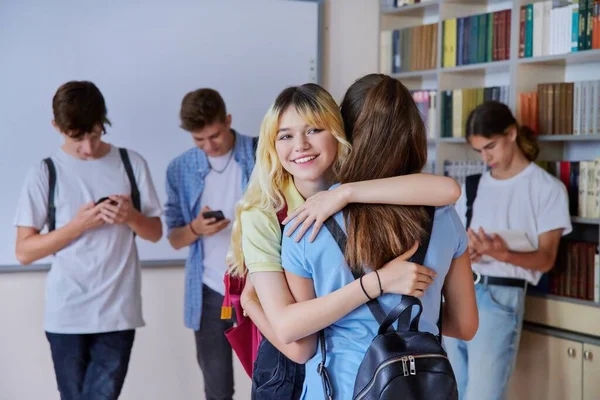 Dos amigas de la escuela adolescentes son bienvenidos, reunión, sonriendo, regocijándose dentro de la escuela — Foto de Stock