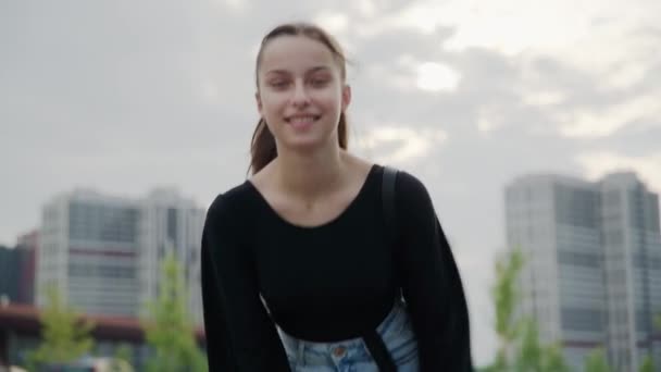 Einzelporträt der schönen lächelnden modischen Teenager-Mädchen — Stockvideo