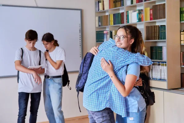 Groep tieners jongens en meisjes zijn welkom, ontmoeting, glimlachen, vreugde op school — Stockfoto