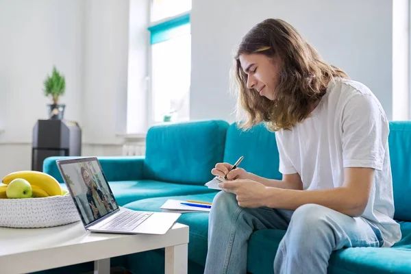 Individuele online les, tiener jongen thuis studeren met laptop — Stockfoto