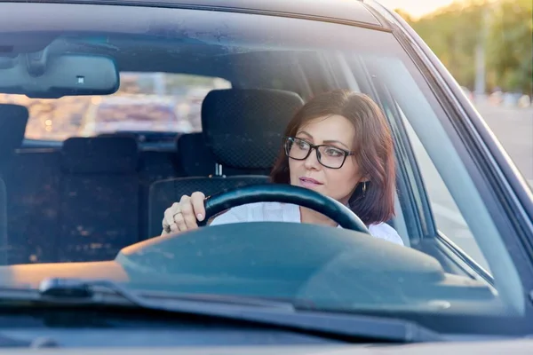 Fahrerin mittleren Alters mit Brille, Autofahrerin. — Stockfoto