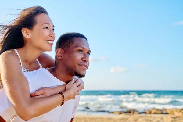 Joven hermosa divertirse pareja en el fondo del mar — Foto de Stock