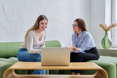 Psikolog, terapist ve danışman olarak psikoterapi seansı sırasında genç bir bayan hasta. Sosyal sağlık hizmetleri, psikoloji, gençlik sağlığı, profesyonel tedavi desteği