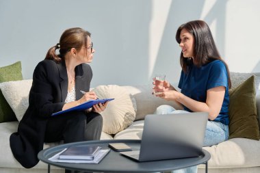 Psikoloji seansı, danışman psikologla konuşan kadın hasta, ofiste birlikte oturuyoruz. Profesyonel ruhsal yardım tedavisi psikolojik tedavi desteği