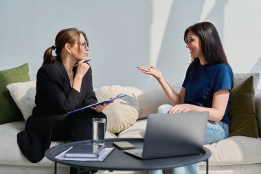 Psikoloji seansı, danışman psikologla konuşan kadın hasta, ofiste birlikte oturuyoruz. Profesyonel ruhsal yardım tedavisi psikolojik tedavi desteği