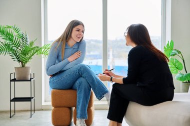 Terapi seansında psikoterapist psikolog psikanalist sosyal hizmet uzmanıyla konuşan genç bir kadın. Ruh sağlığı, profesyonel psikolojik danışmanlık, gençlik öğrencileri için sosyal hizmetler