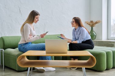 Psikolog, terapist ve danışman olarak psikoterapi seansı sırasında genç bir bayan hasta. Sosyal sağlık hizmetleri, psikoloji, gençlik sağlığı, profesyonel tedavi desteği