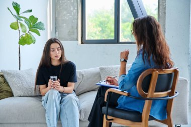 Genç kız için profesyonel psikolojik destek. Hasta ve kadın terapist danışman sosyal hizmet görevlisi konuşması, terapi seansı. Psikoloji, psikoterapi, danışmanlık, ruh sağlığı hizmetleri.