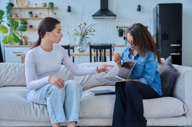 Genç bir kızla çalışan kadın sosyal hizmet uzmanı. Ev ziyareti, araştırma danışmanlığı. Psikolojik sosyal hizmetler, psikoloji psikoterapi, tedavi desteği