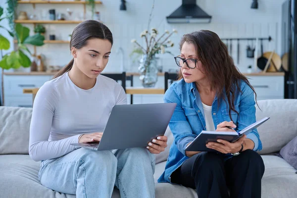 Dizüstü bilgisayarı olan genç bir kızla birlikte çalışan sosyal hizmet uzmanı bir kadın. Ev ziyareti anketi danışmanlığı. Psikolojik sosyal hizmetler, psikoterapi tedavisi desteği