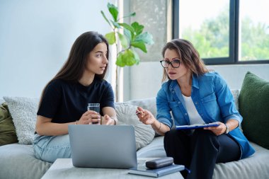 Zihinsel terapi seansı, kadın psikolog genç bir kadın hastayla çalışıyor. Psikoloji psikoterapisi sosyal hizmetler tedavisine destek kavramı