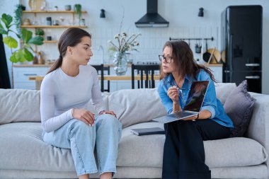 Genç bir kızla çalışan kadın sosyal hizmet uzmanı. Ev ziyareti, araştırma danışmanlığı. Psikolojik sosyal hizmetler, psikoloji psikoterapi, tedavi desteği