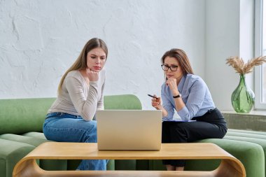 Psikolog, terapist ve danışman olarak psikoterapi seansı sırasında genç bir bayan hasta. Sosyal sağlık hizmetleri, psikoloji, gençlik sağlığı, profesyonel tedavi desteği