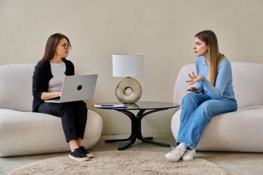 Genç bir kadın için profesyonel psikolojik destek. Hasta ve kadın terapist danışman sosyal hizmet görevlisi konuşması, terapi seansı. Psikoloji, psikoterapi, danışmanlık, ruh sağlığı hizmetleri.