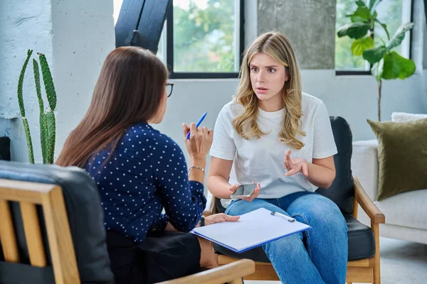 Ofisteki genç bayan hasta kadın psikolog psikolog psikoterapist psikologla konuşuyor. Psikoloji psikoterapi tedavisi hizmet kavramını desteklemeye yardımcı olur