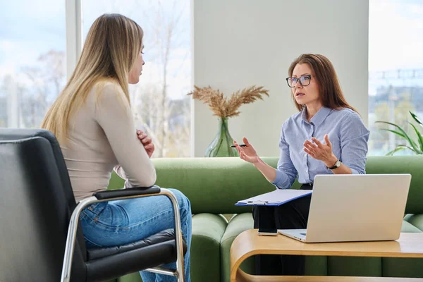 Profesyonel kadın terapist psikolog genç bir kadın hastayla çalışıyor. Psikoloji psikoterapi zihinsel terapi seansı, gençlik öğrencileri için sosyal psikolojik hizmet