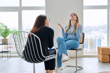Genç bir kadın için profesyonel psikolojik destek. Hasta ve kadın terapist danışman sosyal hizmet görevlisi konuşması, terapi seansı. Psikoloji, psikoterapi, danışmanlık, ruh sağlığı hizmetleri.