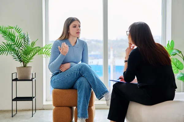 Terapi seansında psikoterapist psikolog psikanalist sosyal hizmet uzmanıyla konuşan genç bir kadın. Ruh sağlığı, profesyonel psikolojik danışmanlık, gençlik öğrencileri için sosyal hizmetler