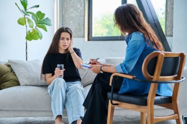 Genç kız için profesyonel psikolojik destek. Hasta ve kadın terapist danışman sosyal hizmet görevlisi konuşması, terapi seansı. Psikoloji, psikoterapi, danışmanlık, ruh sağlığı hizmetleri.