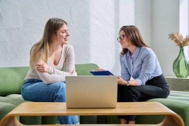 Psikolog, terapist ve danışman olarak psikoterapi seansı sırasında genç bir bayan hasta. Sosyal sağlık hizmetleri, psikoloji, gençlik sağlığı, profesyonel tedavi desteği