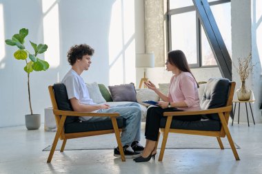 Sosyal psikolog, terapist ve danışman olarak bireysel zihinsel terapi seansına katılan genç bir adam. Psikoloji psikoterapisi, sosyal sağlık hizmetleri, tedavi desteği, gençlik konsepti