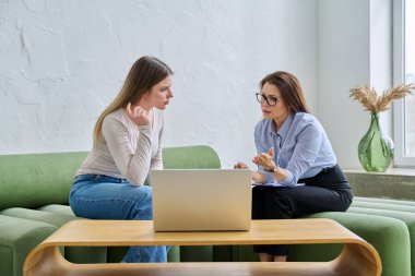 Psikolog, terapist ve danışman olarak psikoterapi seansı sırasında genç bir bayan hasta. Sosyal sağlık hizmetleri, psikoloji, gençlik sağlığı, profesyonel tedavi desteği