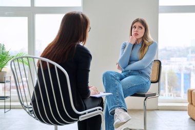 Genç bir kadın için profesyonel psikolojik destek. Hasta ve kadın terapist danışman sosyal hizmet görevlisi konuşması, terapi seansı. Psikoloji, psikoterapi, danışmanlık, ruh sağlığı hizmetleri.