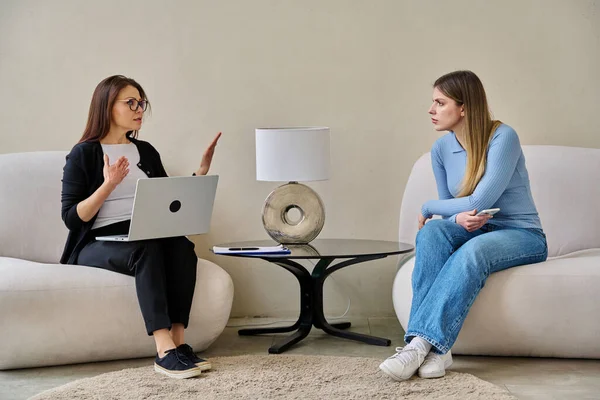 Genç bir kadın için profesyonel psikolojik destek. Hasta ve kadın terapist danışman sosyal hizmet görevlisi konuşması, terapi seansı. Psikoloji, psikoterapi, danışmanlık, ruh sağlığı hizmetleri.