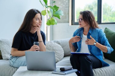 Psikolog terapistinin ofisinde ciddi bir genç kız. Genç bayan hasta psikoterapist sosyal uzmanıyla konuşuyor. Psikoloji psikoterapi zihinsel hizmetleri