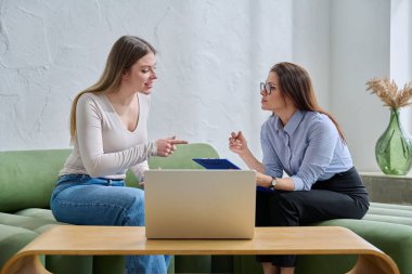 Psikolog, terapist ve danışman olarak psikoterapi seansı sırasında genç bir bayan hasta. Sosyal sağlık hizmetleri, psikoloji, gençlik sağlığı, profesyonel tedavi desteği