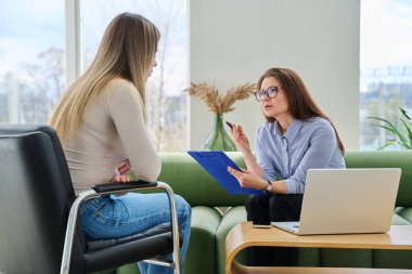 Profesyonel kadın terapist psikolog genç bir kadın hastayla çalışıyor. Psikoloji psikoterapi zihinsel terapi seansı, gençlik öğrencileri için sosyal psikolojik hizmet