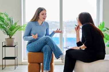 Terapi seansında psikoterapist psikolog psikanalist sosyal hizmet uzmanıyla konuşan genç bir kadın. Ruh sağlığı, profesyonel psikolojik danışmanlık, gençlik öğrencileri için sosyal hizmetler